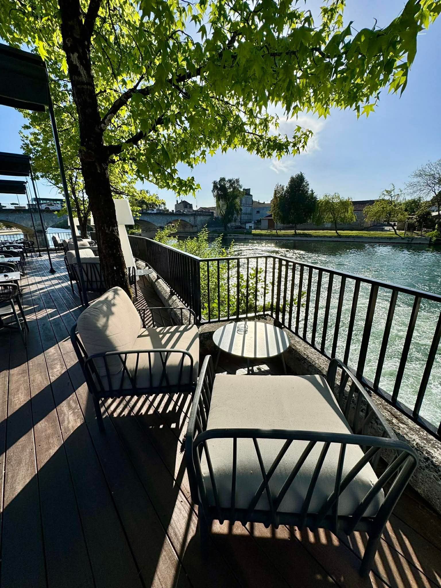 Terrasse du Comptoir 17 avec vue sur la rivière Charente